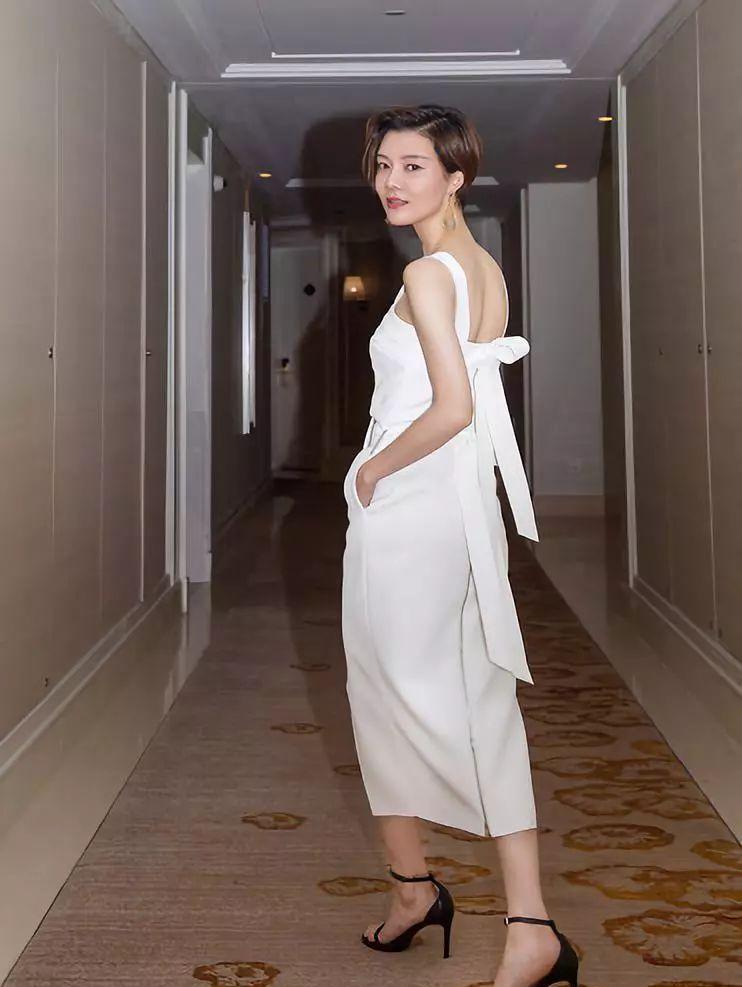 看了40岁车晓的着装,才知道:裙子不穿袜,优雅身材,顶级时尚_颜色_同色