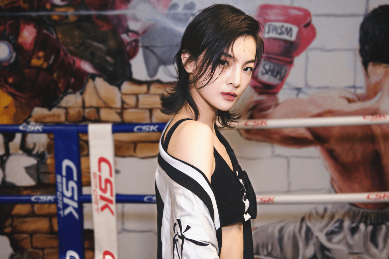 《盲战》杨杏写真超妩媚!她撞脸辛芷蕾却靠妖艳反派走红