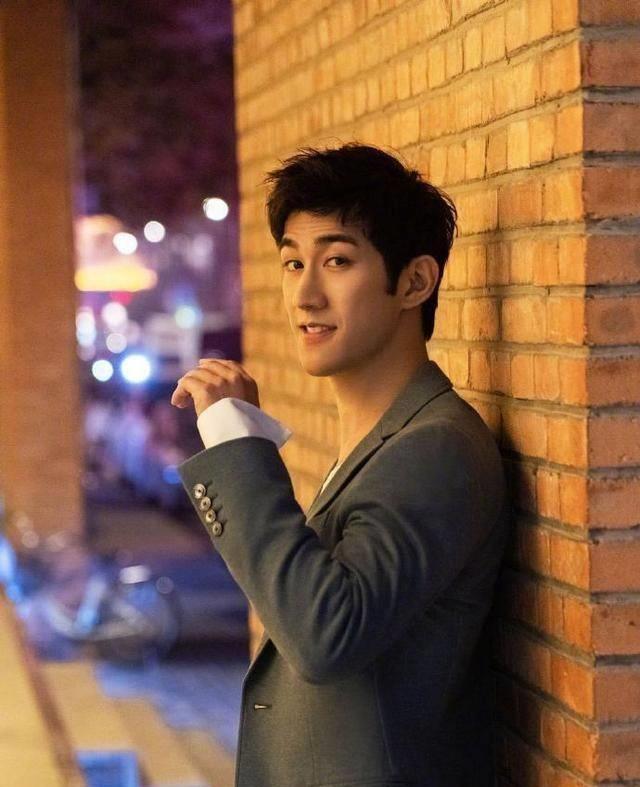 他是罗进中的《岁月神偷》,他是暖心中的《一夜惊喜》,他是一个歌手