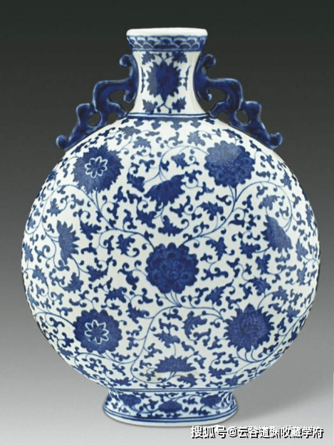 清乾隆時代 【大清乾隆年製】在銘 染付 青花蓮花文盤 官窯瓷器 (A-101) 清乾隆時代 【大清乾隆年製】在銘 染付 青花蓮花文盤