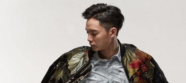 尹正一边吃一边开始拿食物对着镜头,一旁的周冬雨狐疑地问:"你是要做