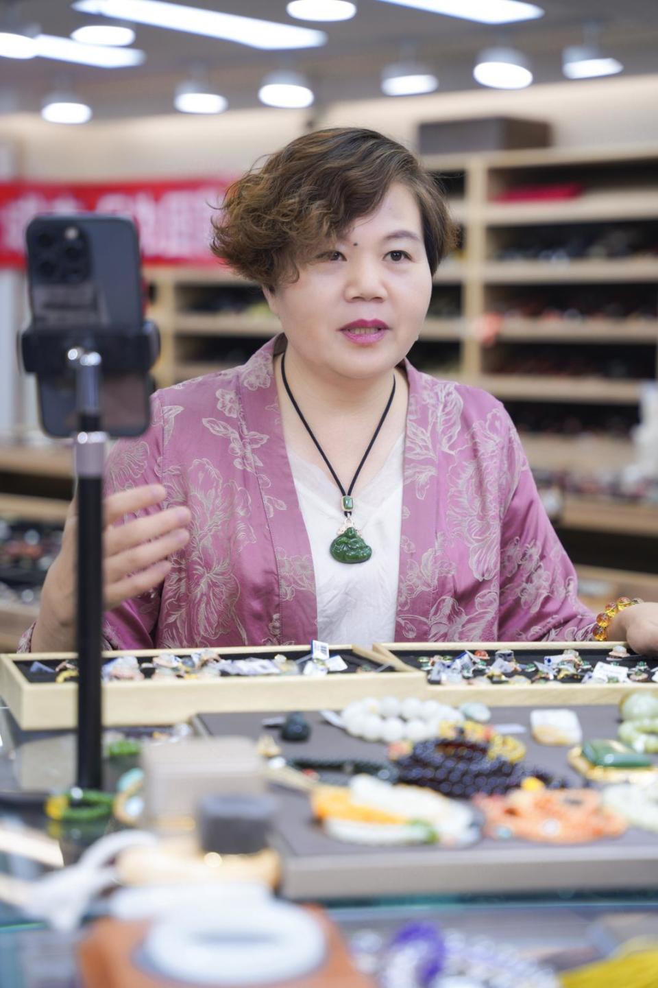 珠宝匠人单军梅 用热爱点燃传承之火_玉石_梅姐_文化