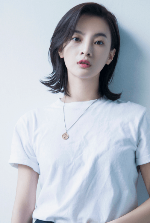 《盲战》杨杏写真超妩媚!她撞脸辛芷蕾却靠妖艳反派走红