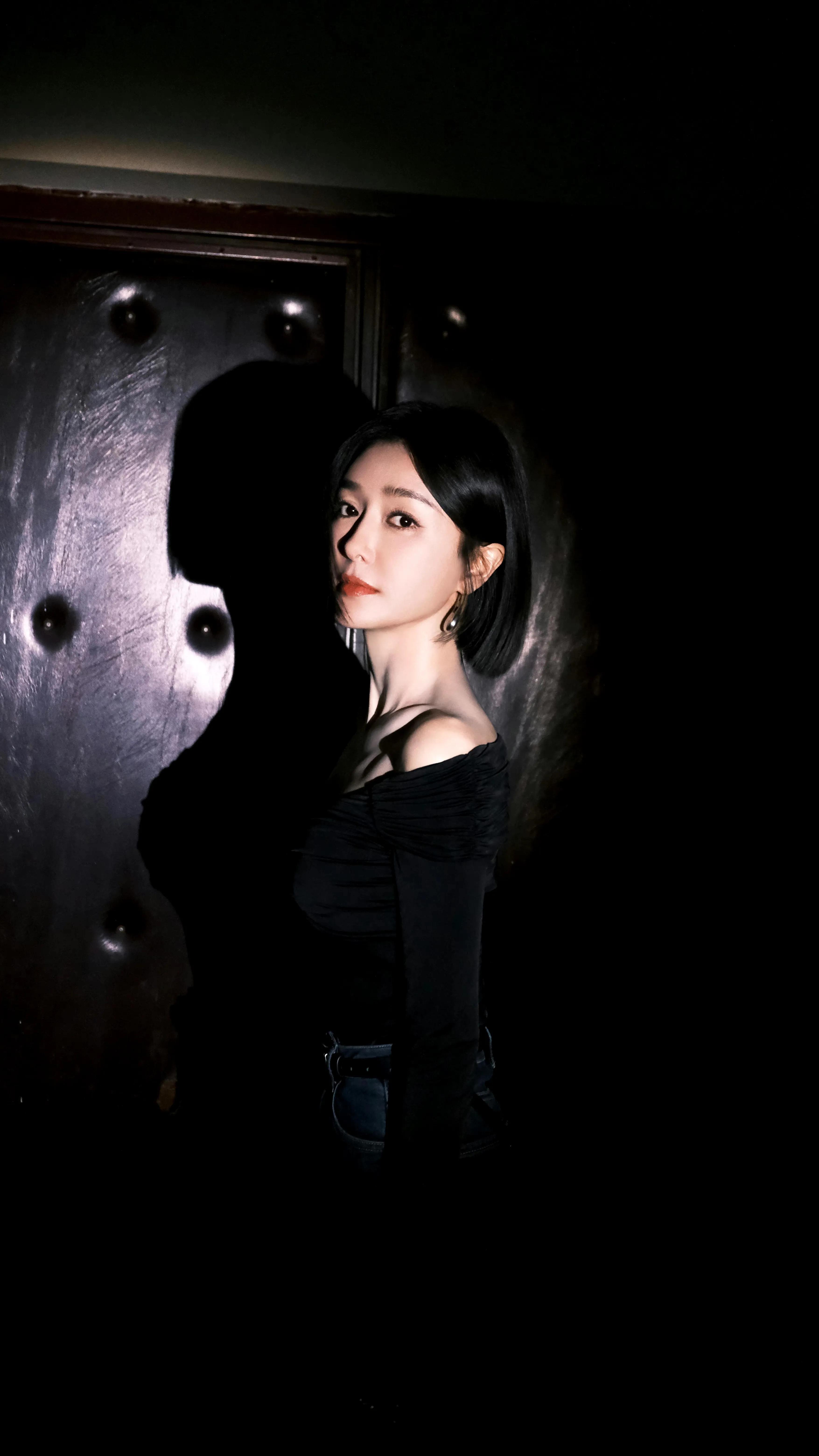 秦岚优秀图集,高贵优雅_气质_黑色_牛仔裤