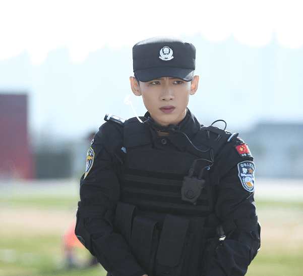 小编已经能够想象到朱亚文,李现以及白敬亭三位挺拔的身躯穿上警服的
