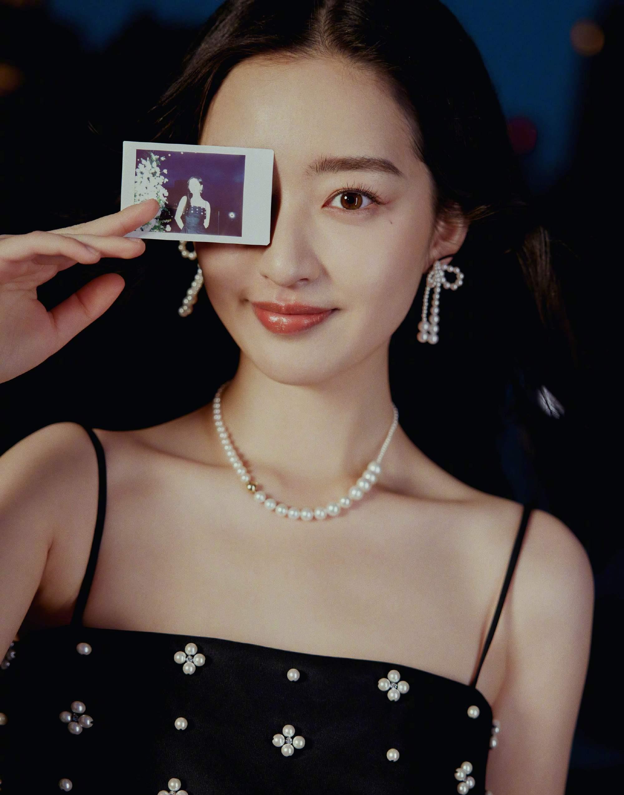 邓恩熙十八岁生日写真,身穿黑色吊带裙,芳华俏丽未来可期_照片_显得