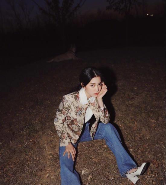 《惊雷》浏览量惊人,样样精通的宝藏女孩,私服超a_黑色_娜娜_匡威