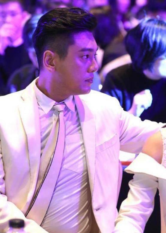 同样身为小鲜肉,吴亦凡也有着不容忽视的小肚子!