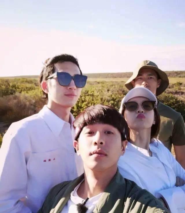 井柏然和陈柏霖一起自拍秒变路人,杨佑宁陈柏霖的自拍水平中间,隔了