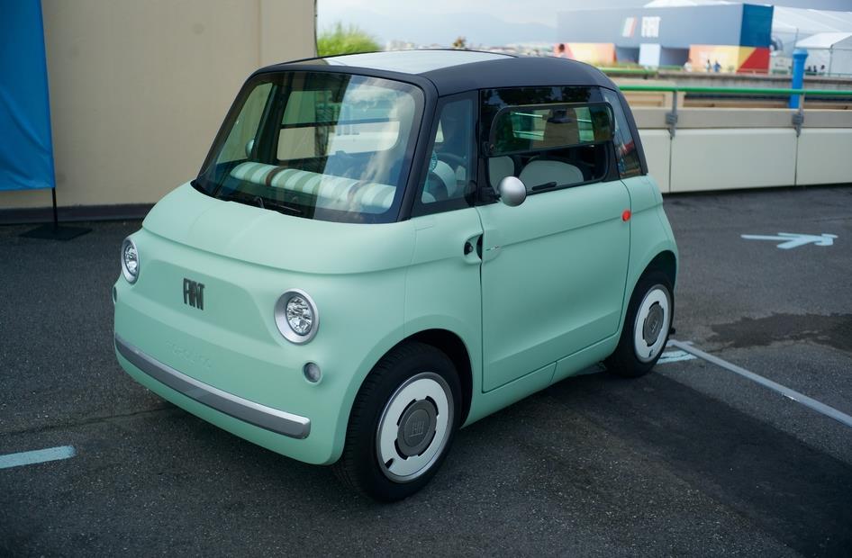 伴随着起步价的上涨,一些年轻人选择摩托或者两轮电动车作为代步工具