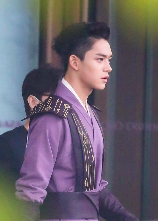 黄旭熙古装造型显宽肩窄腰,中泰混血天生浓颜太吃香,碾压蔡徐坤_长袍