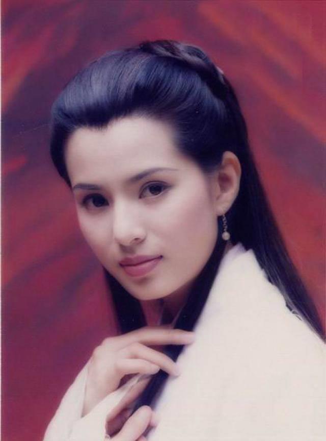 中李若彤饰演的王语嫣更是楚楚动人,我见犹怜,那时候的她正处在颜值的