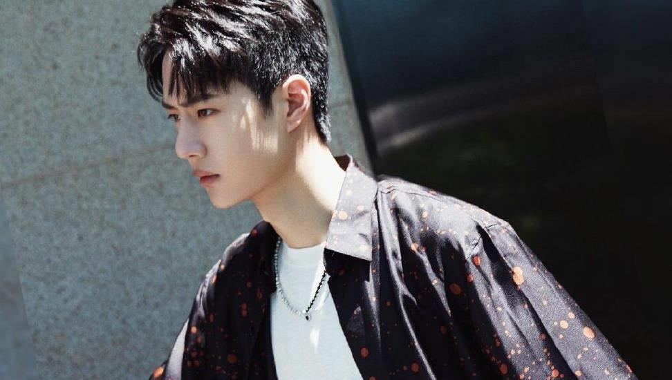 韩庚请剧组吃鸡,照顾王一博生意粉丝眼红,排队领桶直言比饭贵重_kfc