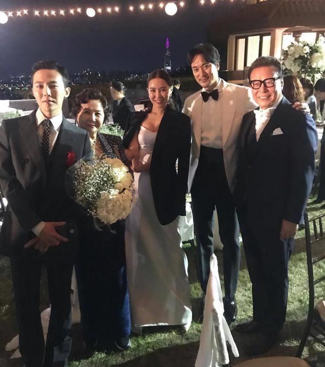 权志龙退伍后全家福曝光,亲姐姐携帅气丈夫热情迎接弟弟回家_权多美