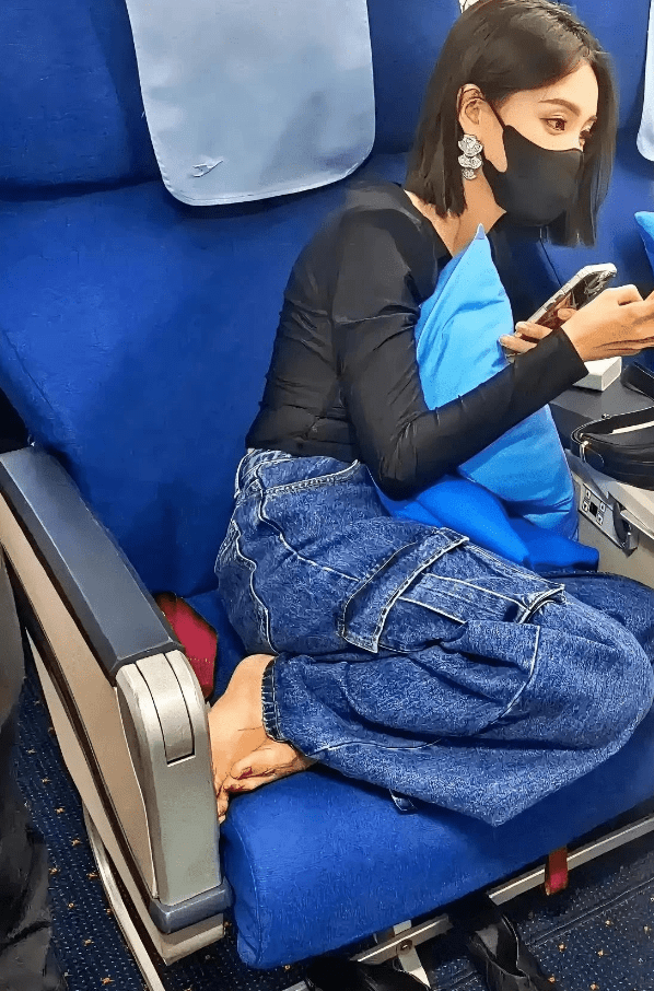 李一桐坐飞机脱鞋光脚惹争议,网友看到图片后:美女请放我脸上!