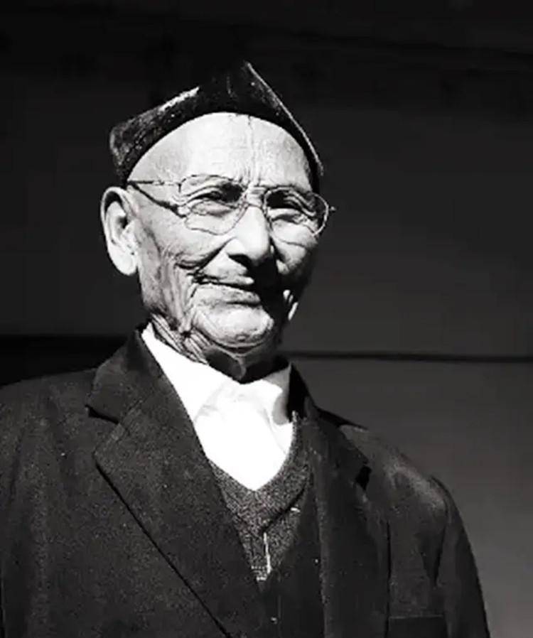 中国最后一位王爷去世,住豪华王府,去世前把国旗挂身旁_库车_新疆