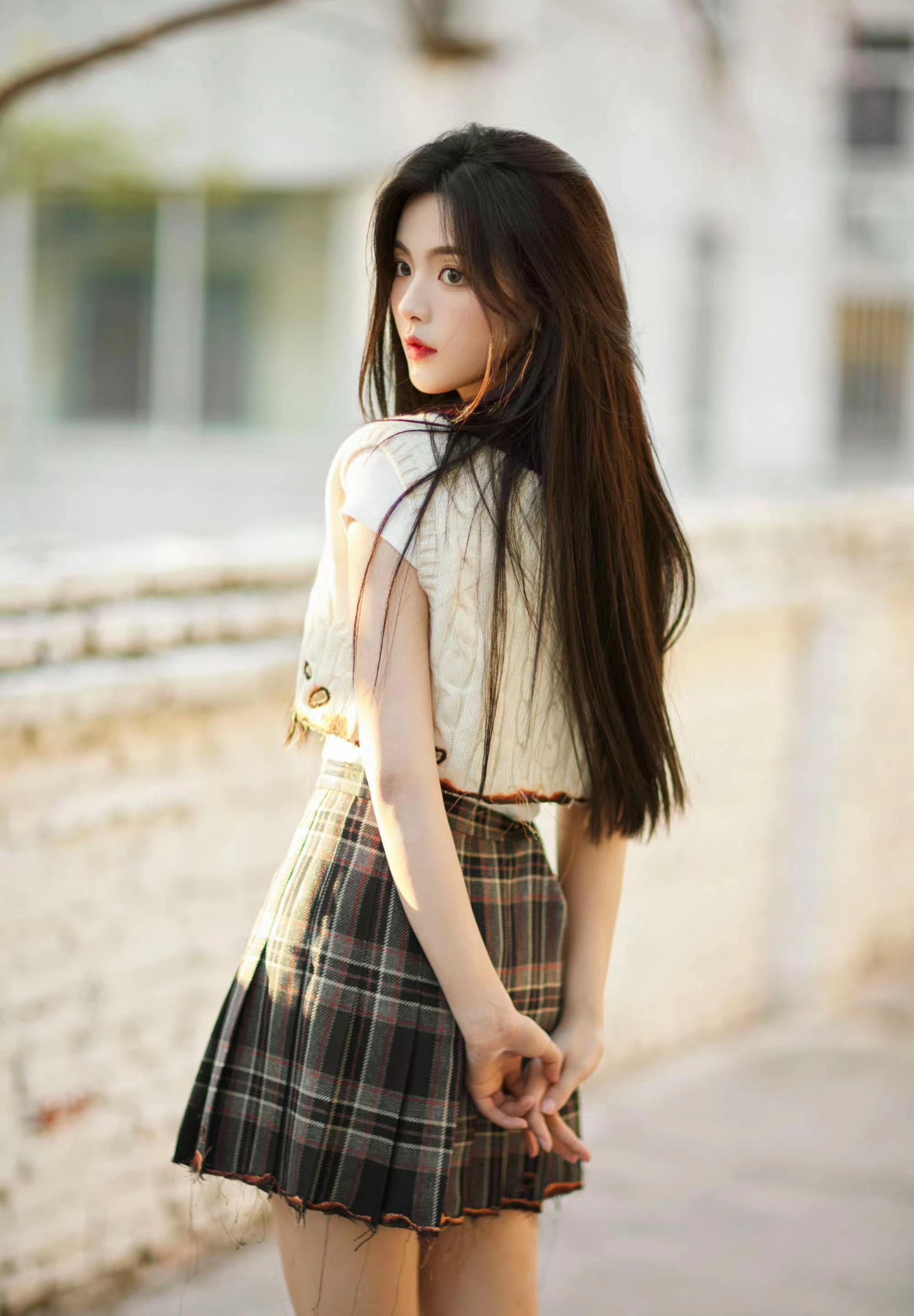 杨超越学院风写真,白衬衫搭配针织背心,干净又可爱