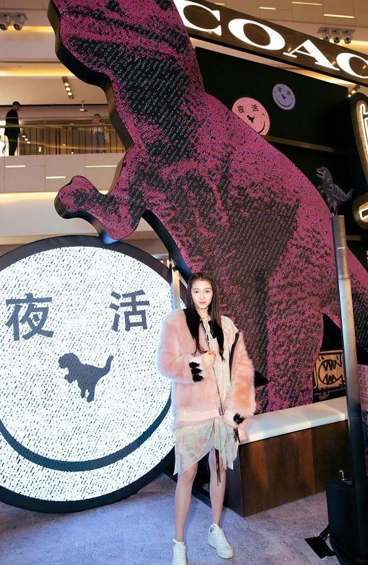 关晓彤真敬业,夏日穿2万元皮草,化身夜店coolgirl_连衣裙_感觉_风格