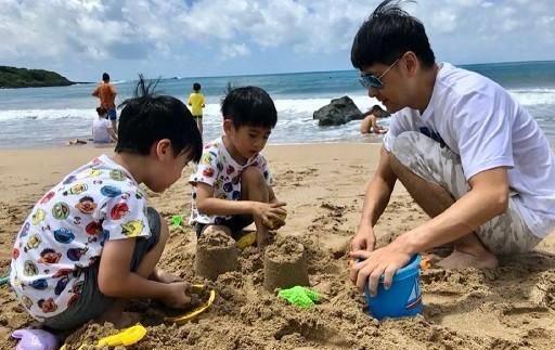 林志颖带双胞胎儿子游乐园,2个儿子活泼好动,幸福笑容堆满脸_孩子