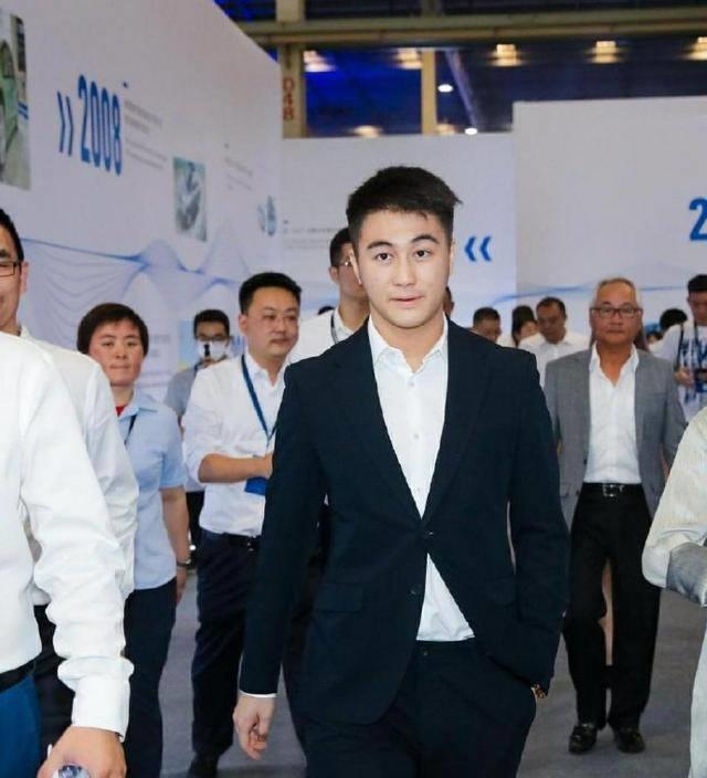 何猷君曾被是"私生子",娶奚梦瑶遭反对,赌王成功说服梁安琪_何鸿燊