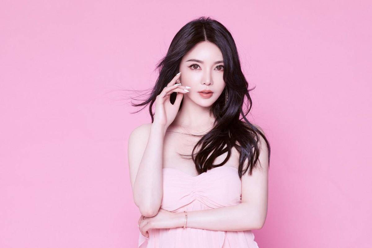 艺人歌手张芝涵出粉色系列写真了_艾薇_品牌_里昂