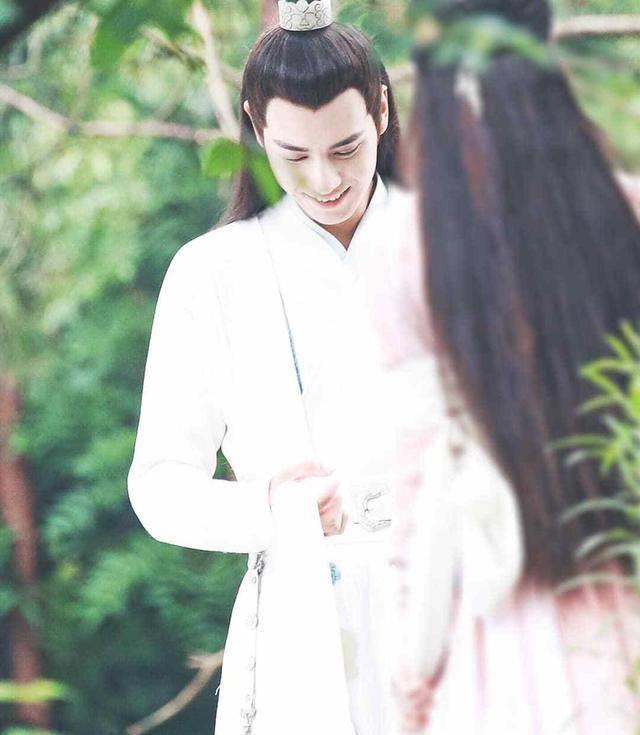 很多人应该都看过胡一天和沈月主演的《致我们单纯的小美好》这部电视