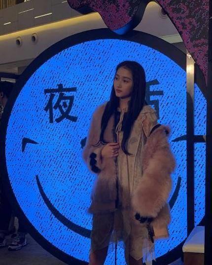 关晓彤真敬业,夏日穿2万元皮草,化身夜店coolgirl_连衣裙_感觉_风格