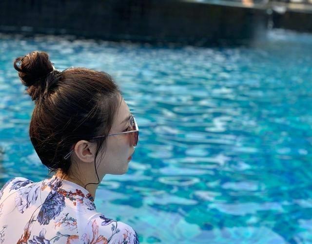 江疏影晒泳池照模样娇俏长腿隐现_赵丽颖_杨幂_刘诗诗