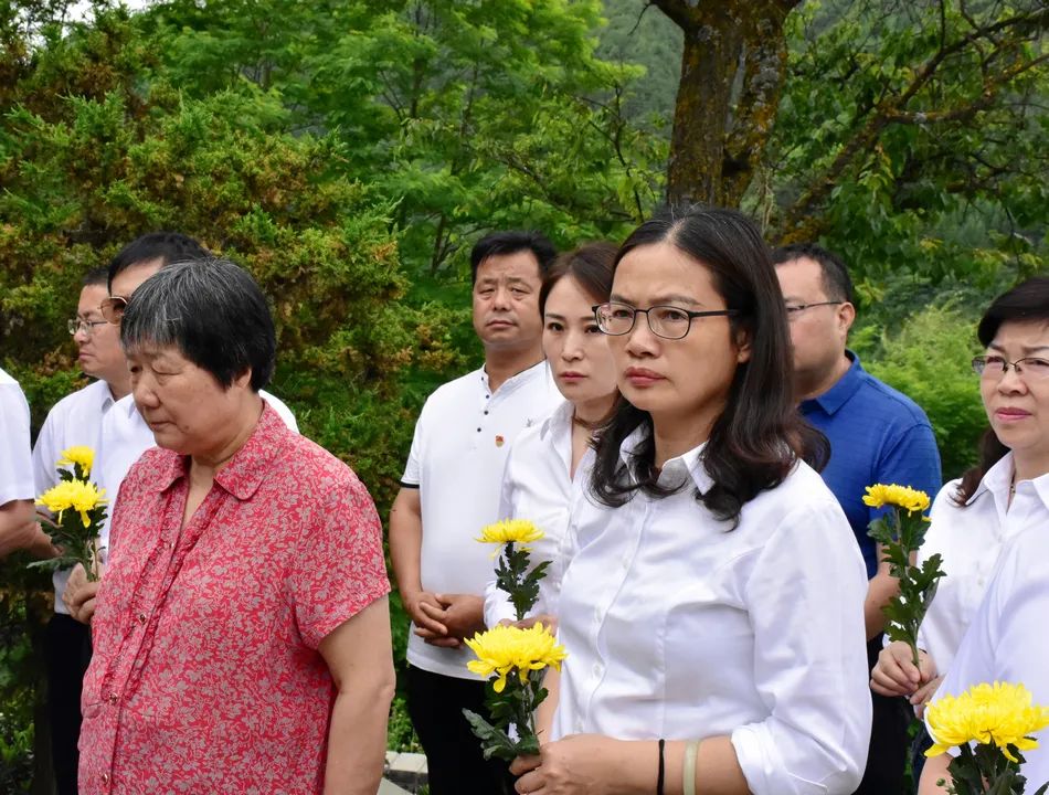 (平江县退役军人事务局局长唐杏桂)(朗姿国际董事长卢德明)(张辉烈士