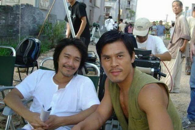 之前他在拍戏的时候曾把三个武行踢到口吐白沫,在接受采访时,释延能曾