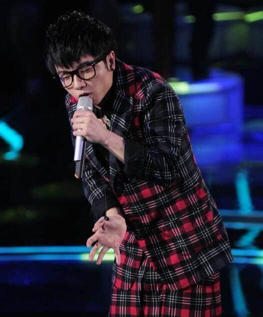 张艺兴的"绅士手"out了,看看华晨宇,怪不得都说他很"娘"!