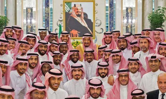 此前中东石油土豪国家为何炫富厉害,最主要的就是因为石油价格不断