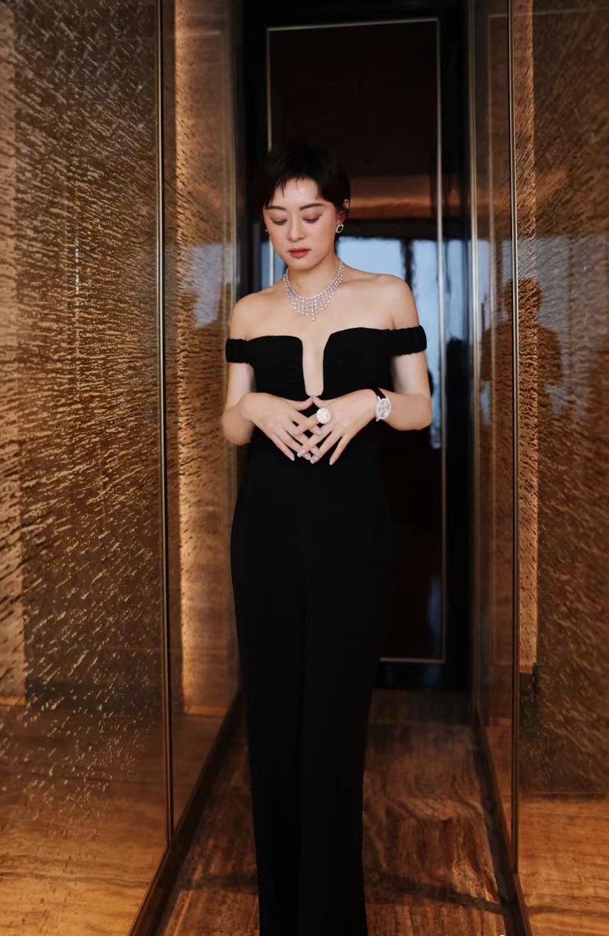 从神态和体型来看,孙俪带领这套服装的身材还是很有气质的.