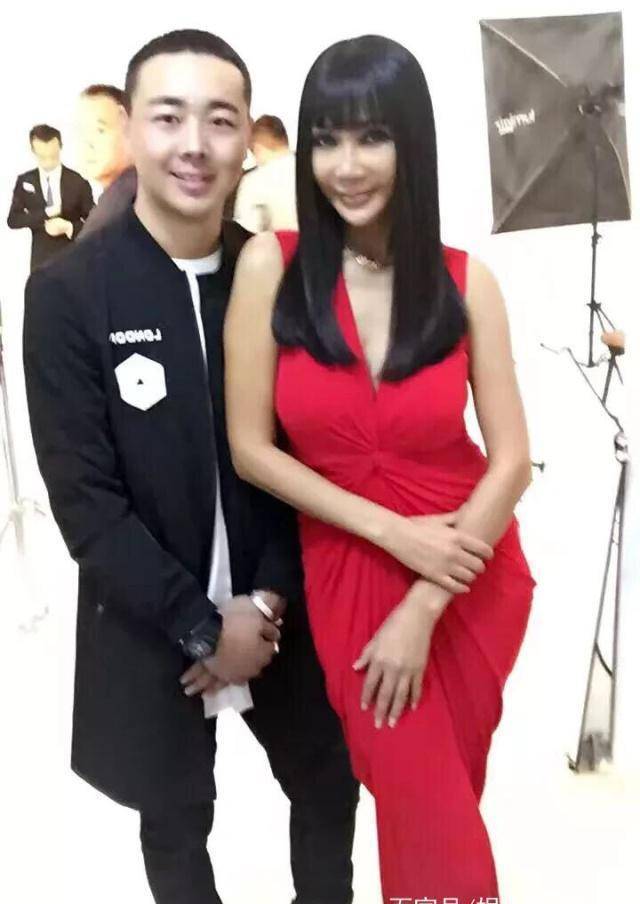 张咪晒与"小鲜肉"合影不愧是模特出身一把年纪身材还这么好_女儿_母女