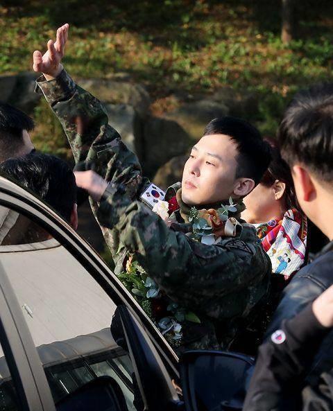 权志龙退伍后全家福曝光,亲姐姐携帅气丈夫热情迎接弟弟回家_权多美