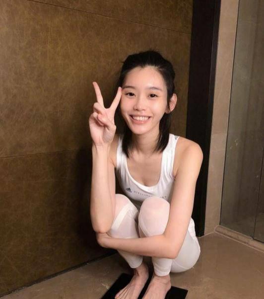 奚梦瑶居家照,蹲体重秤上开怀大笑,力证自己并没有怀孕_何超盈_网友