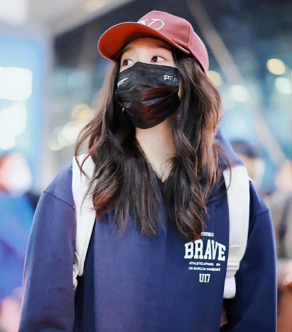 关晓彤穿鹿晗潮牌走机场,果然磕cp还得真情侣_网友_事业_衣服