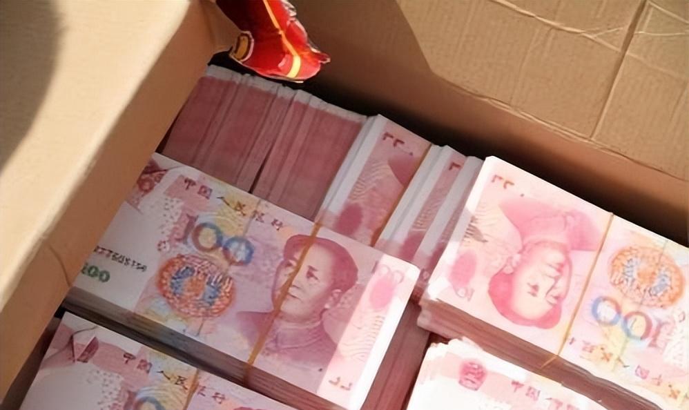 他就找来矿泉水纸箱,装了300万现金,以给妻子送土特产的名义,让把钱送
