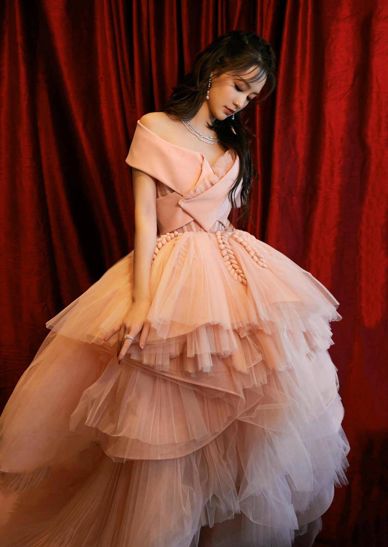 李沁的气质真是一股清流,穿白色缎面裙知性优雅,颜值都太抗打了_时尚