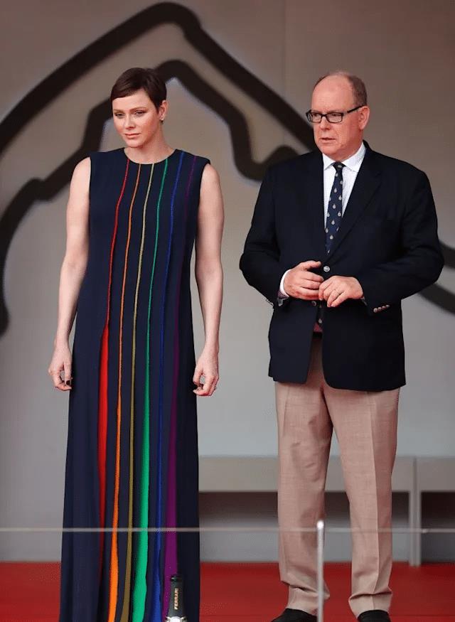 夏琳王妃的新发色成为大奖赛上的热门话题,她的丈夫阿尔伯特亲王也