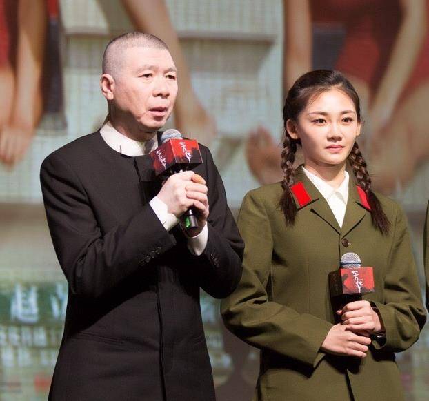 郑凯被爆新恋情,与《芳华》女主同游被拍,女方长相清纯身材火辣_苗苗