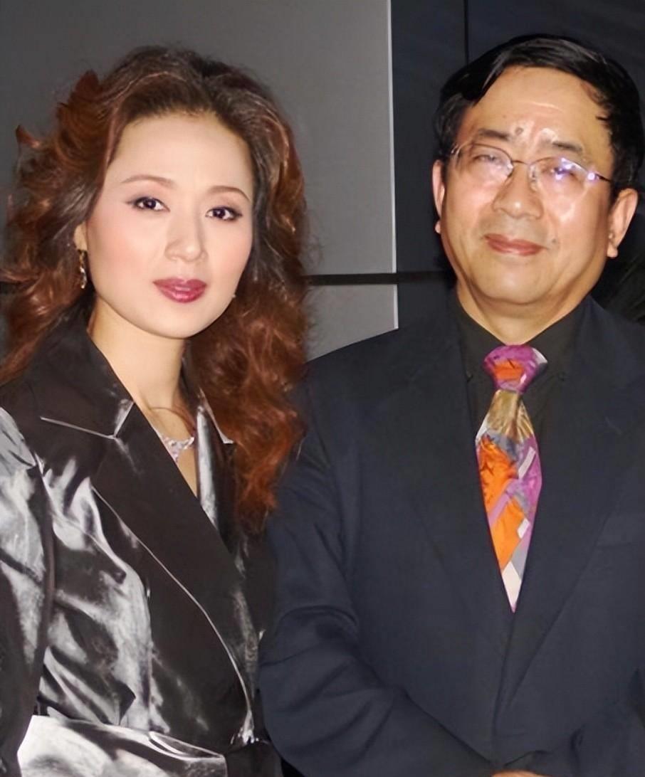 父女长相神似,老公小她15岁,两人领养了一个女儿_马兰_舞台_安徽