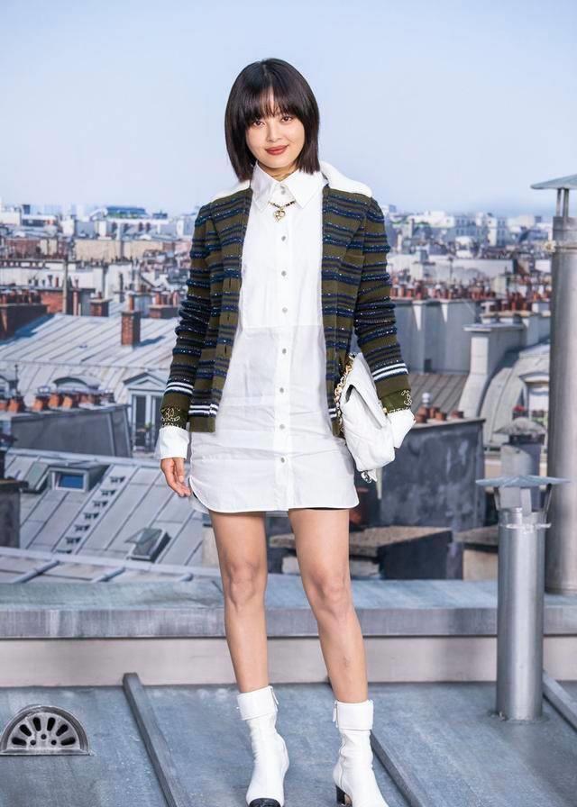 辛芷蕾真会玩,把"两块布条"当上衣穿,竟意外美出了新高度!