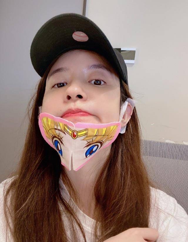 张大奕素颜戴眼罩忙工作,比划剪刀手嘟嘴卖萌,手托腮超自信!