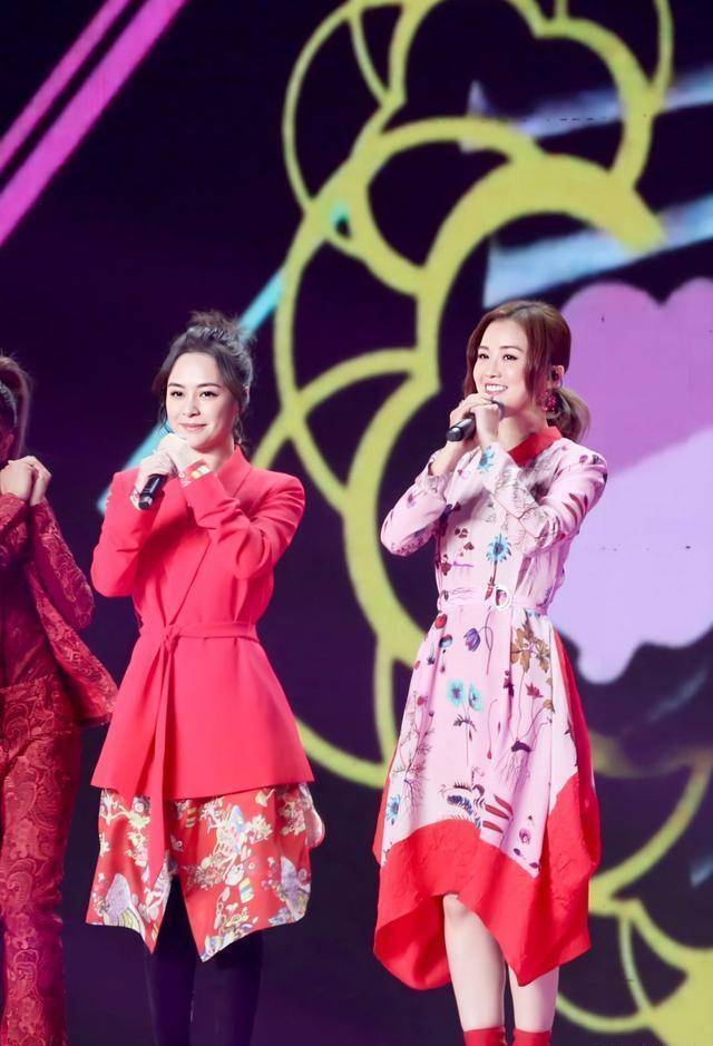 早前她与蔡卓妍(阿sa)容祖儿(joey)录制活动的时候,可以明显看出阿娇
