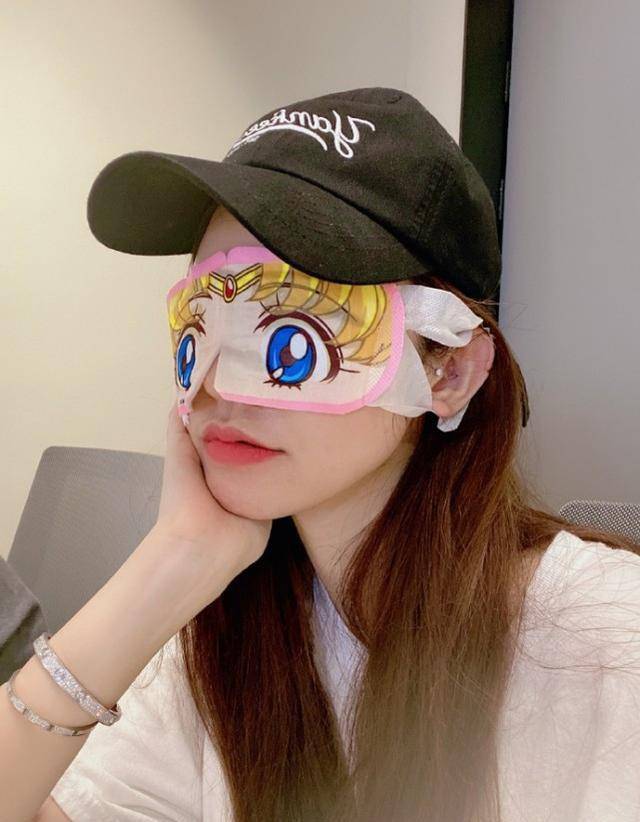 张大奕素颜戴眼罩忙工作,比划剪刀手嘟嘴卖萌,手托腮超自信!