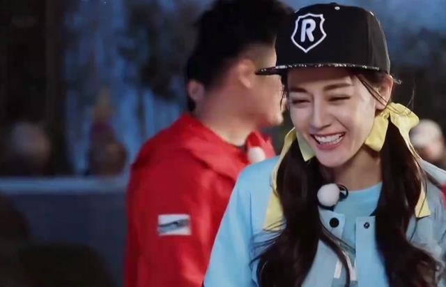 有种霸气叫热巴的坐姿,看清腿放的位置,网友:疯狂截图_李沁_嘉宾_节目