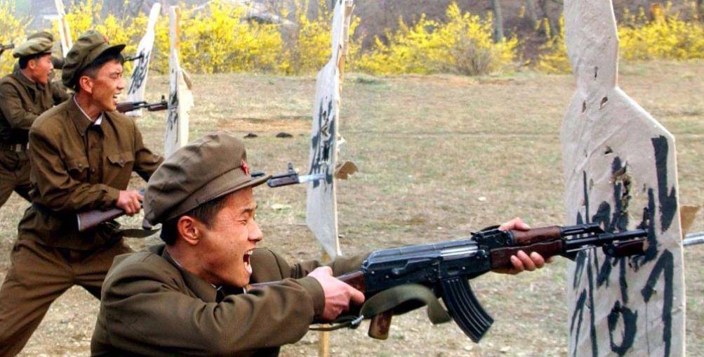 1968年青瓦台袭击事件中的轻武:卡宾枪,对比冲锋枪就是根烧火棍_小