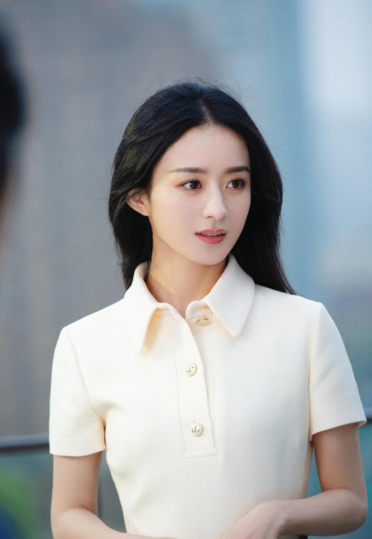 赵丽颖也是这样过来的,从多年前的厚重刘海到现在的网红空气刘海,八字