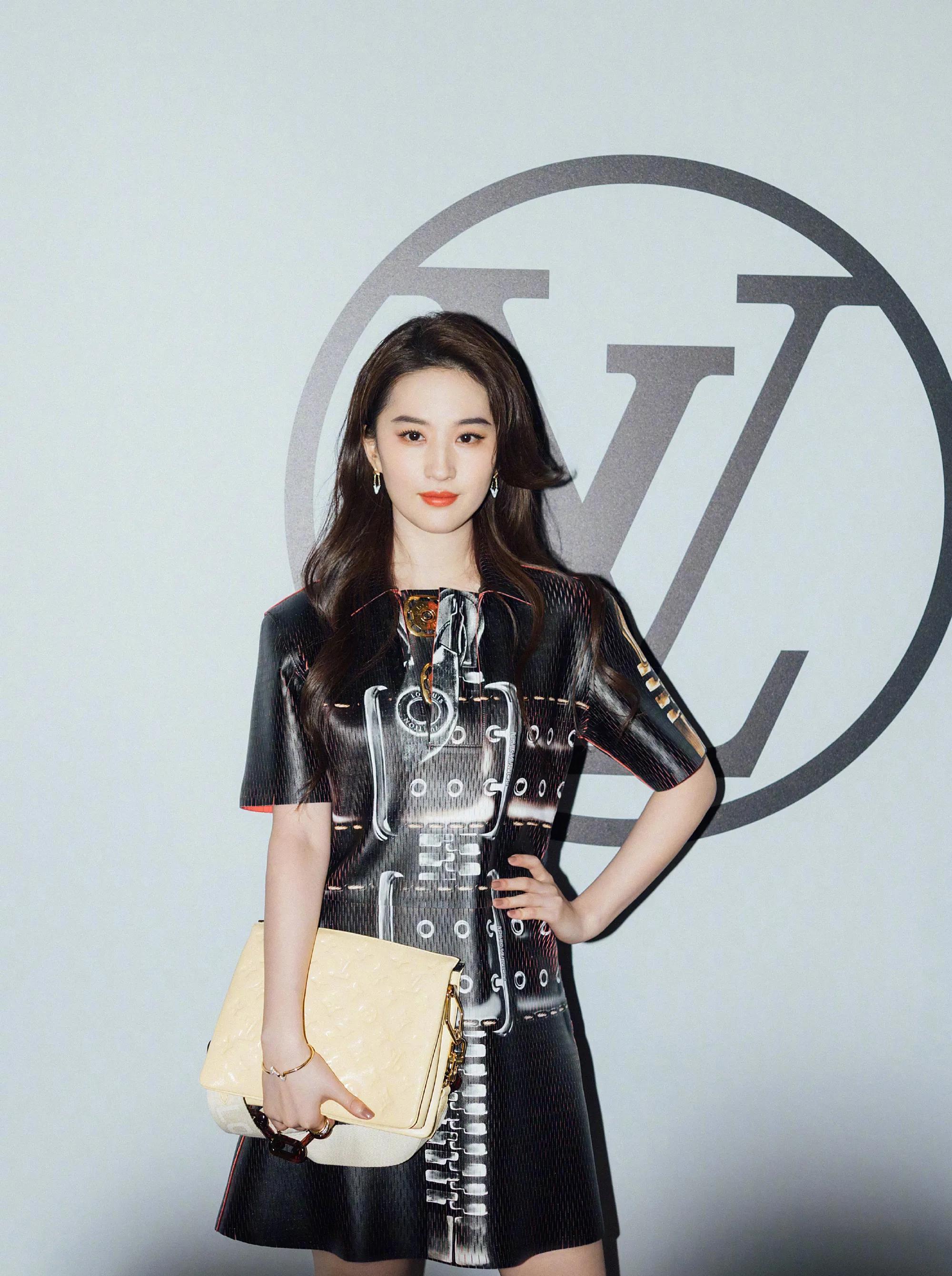 刘亦菲出席活动照片仙女姐姐的黄色lv大容量包,搭配分层拼接的黑色